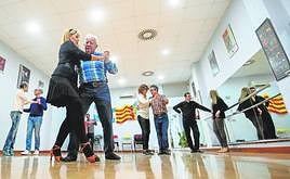 Normalmente las clases se dan en pareja, aunque se puede acudir en solitario.