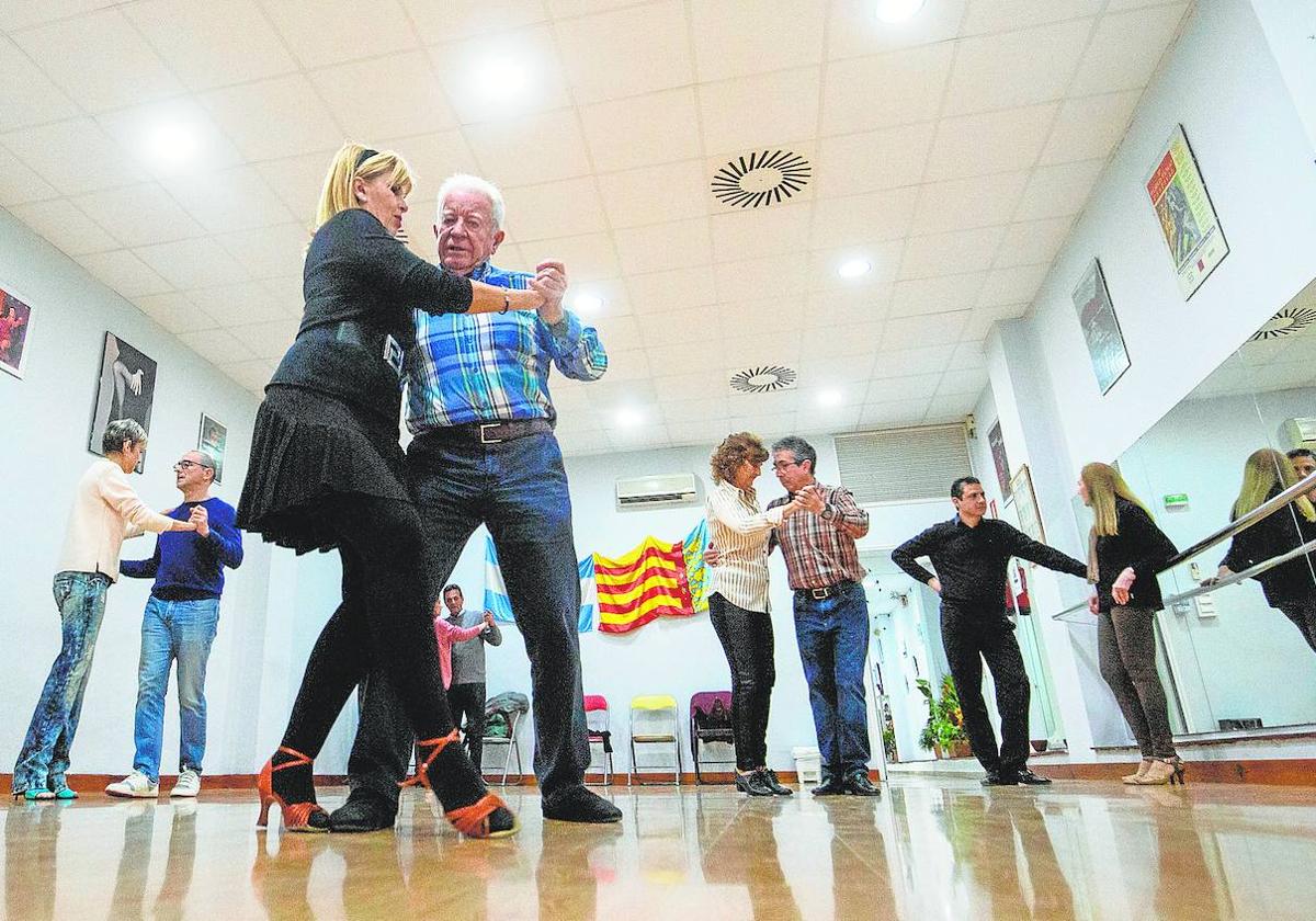 Normalmente las clases se dan en pareja, aunque se puede acudir en solitario.