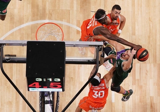 Touré tapona a Djedovic durante el partido del Valencia Basket en Málaga.