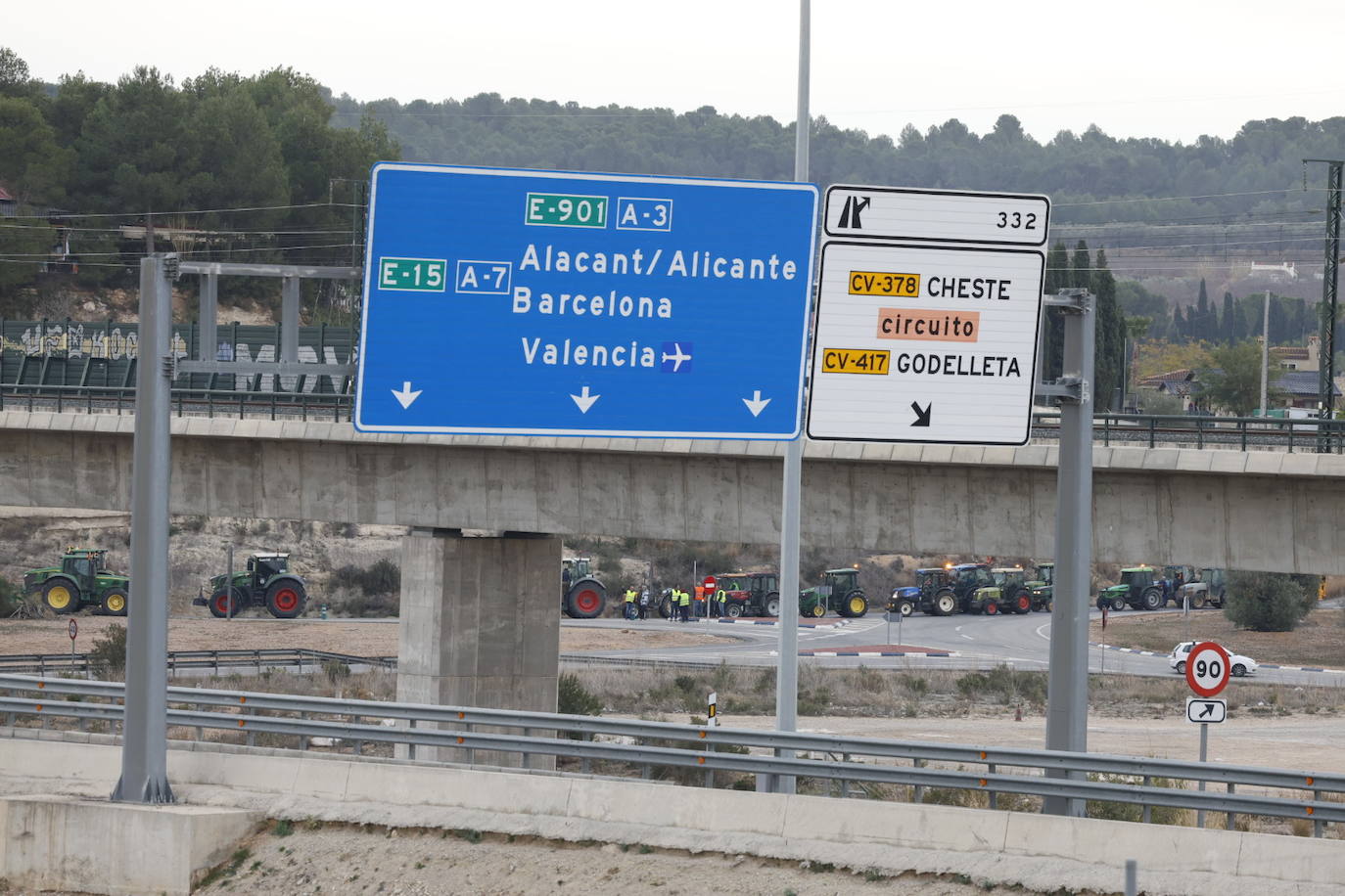 Una protesta de camiones colapsa las carreteras principales de Valencia, en imágenes