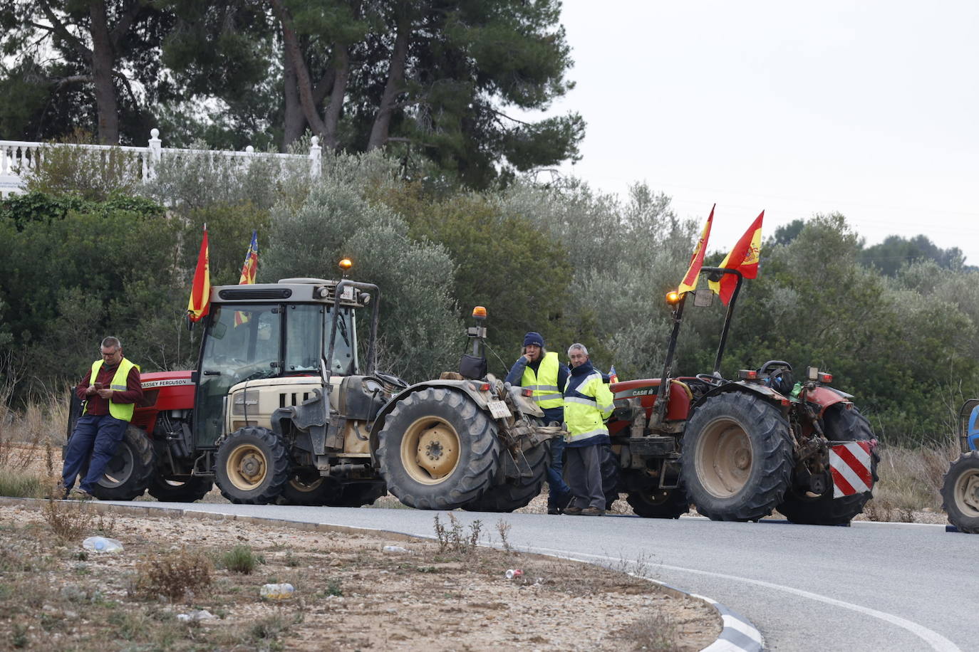 Una protesta de camiones colapsa las carreteras principales de Valencia, en imágenes