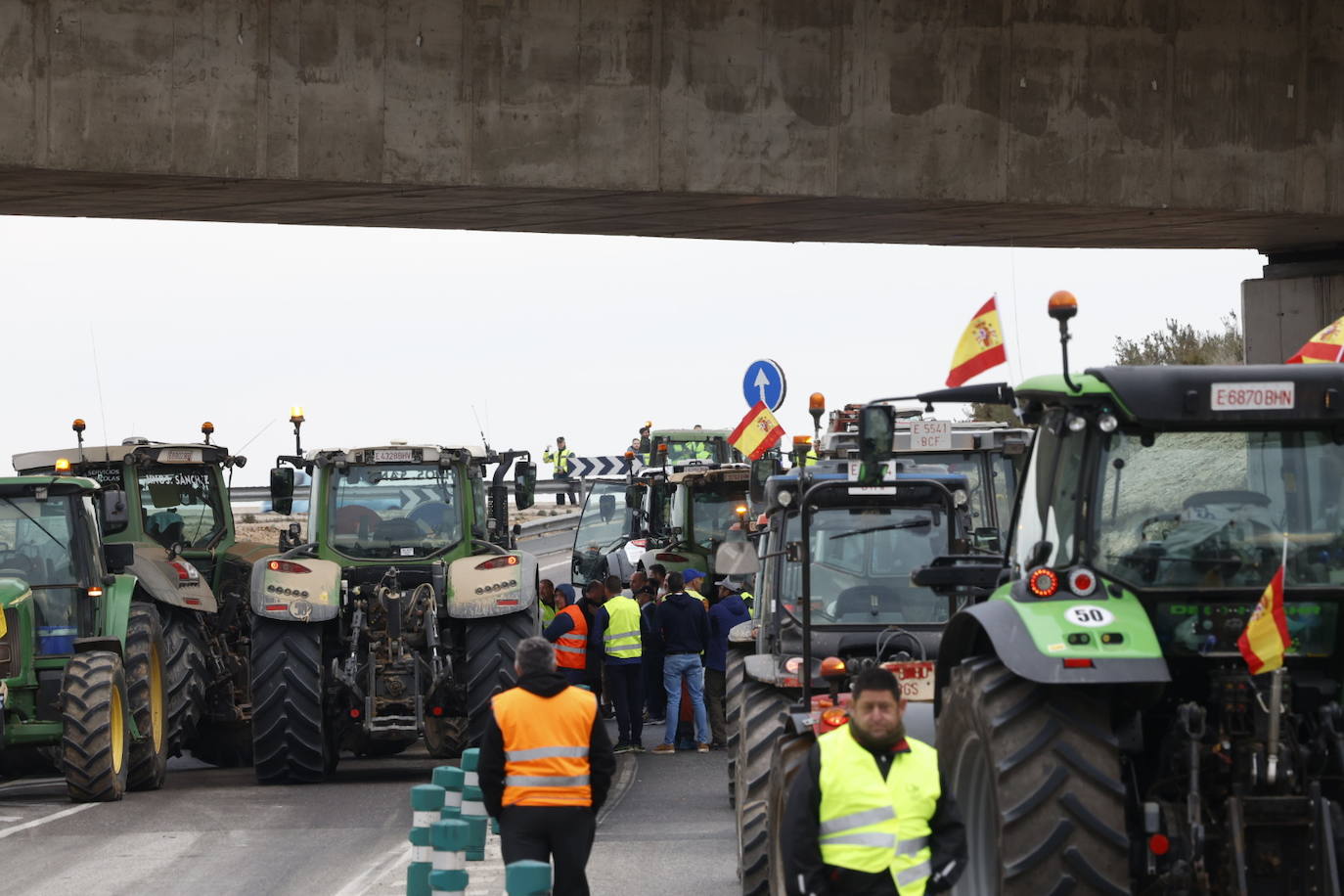 Una protesta de camiones colapsa las carreteras principales de Valencia, en imágenes