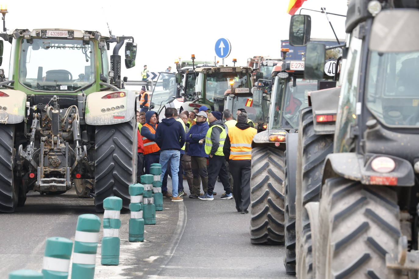 Una protesta de camiones colapsa las carreteras principales de Valencia, en imágenes