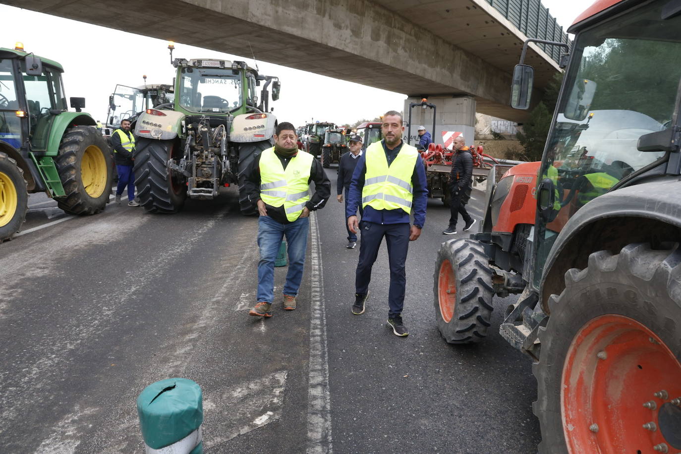 Una protesta de camiones colapsa las carreteras principales de Valencia, en imágenes