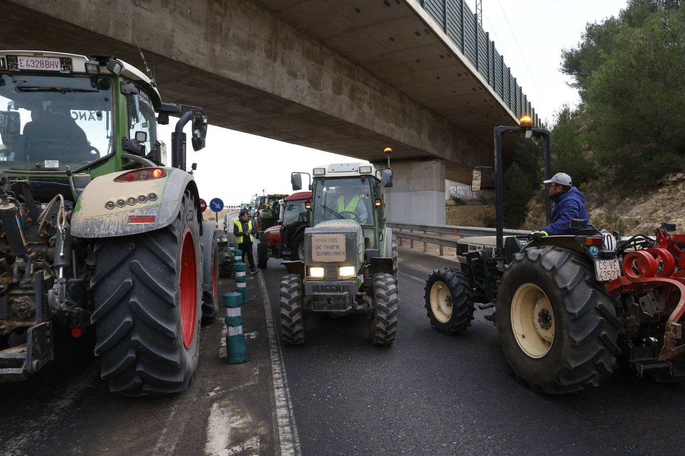 Una protesta de camiones colapsa las carreteras principales de Valencia, en imágenes