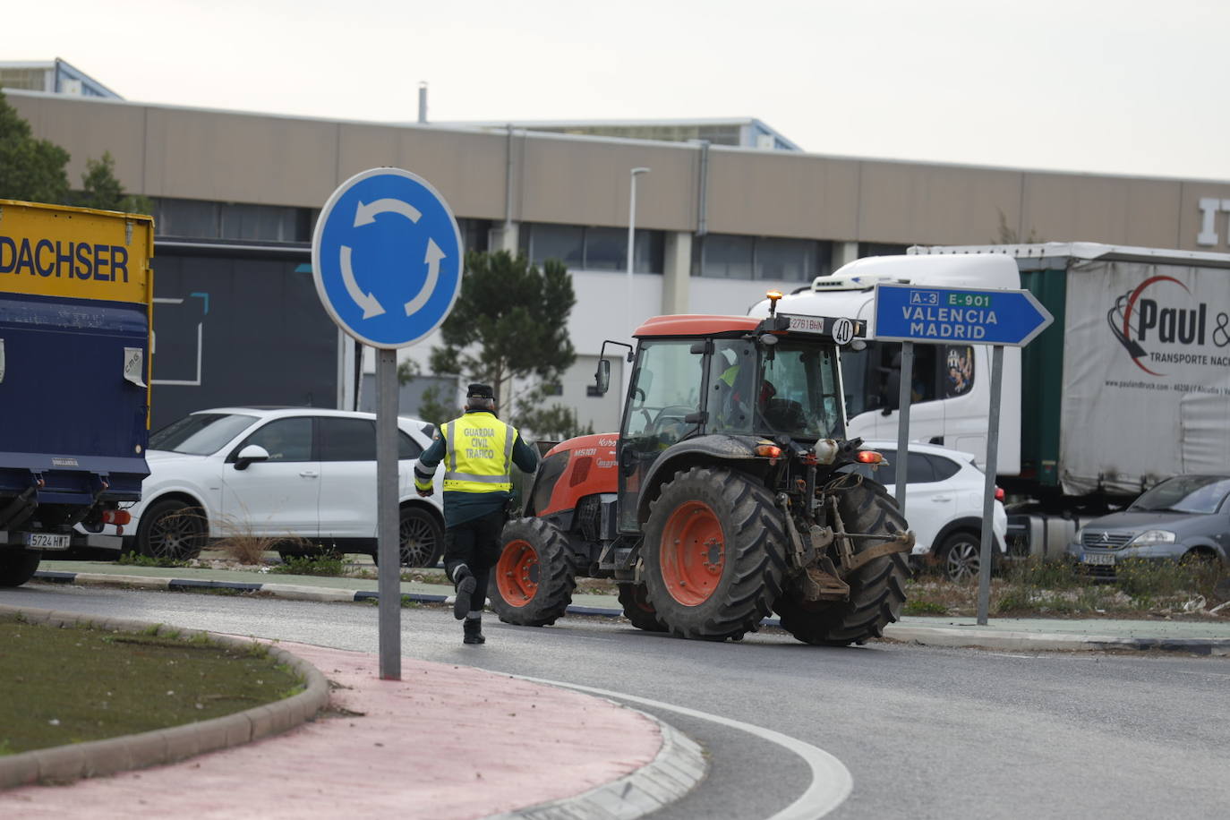 Una protesta de camiones colapsa las carreteras principales de Valencia, en imágenes