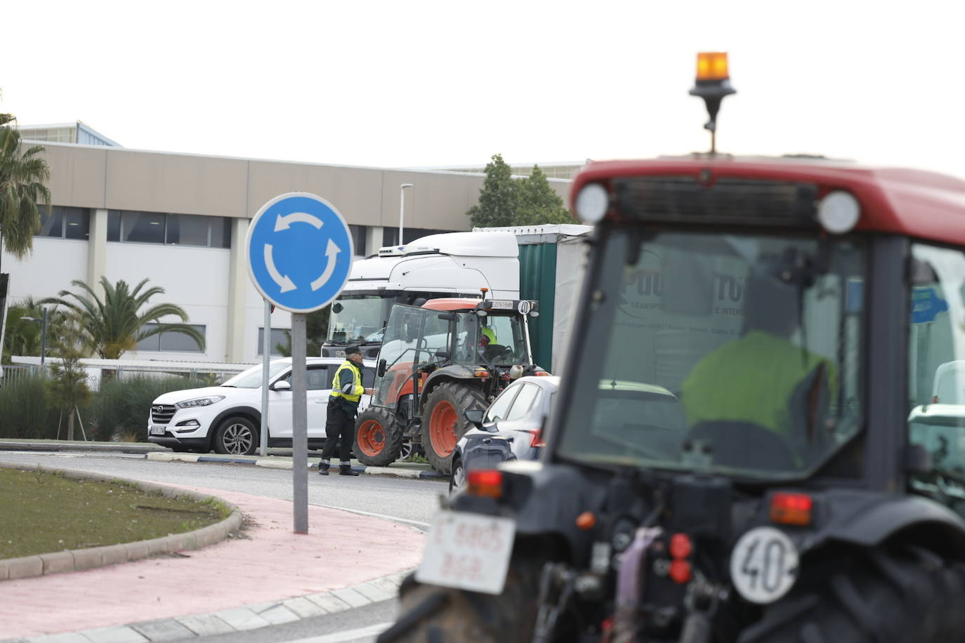 Una protesta de camiones colapsa las carreteras principales de Valencia, en imágenes