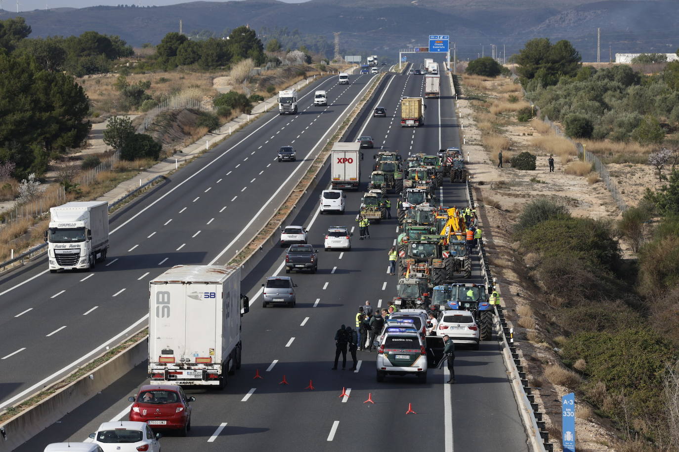 Una protesta de camiones colapsa las carreteras principales de Valencia, en imágenes