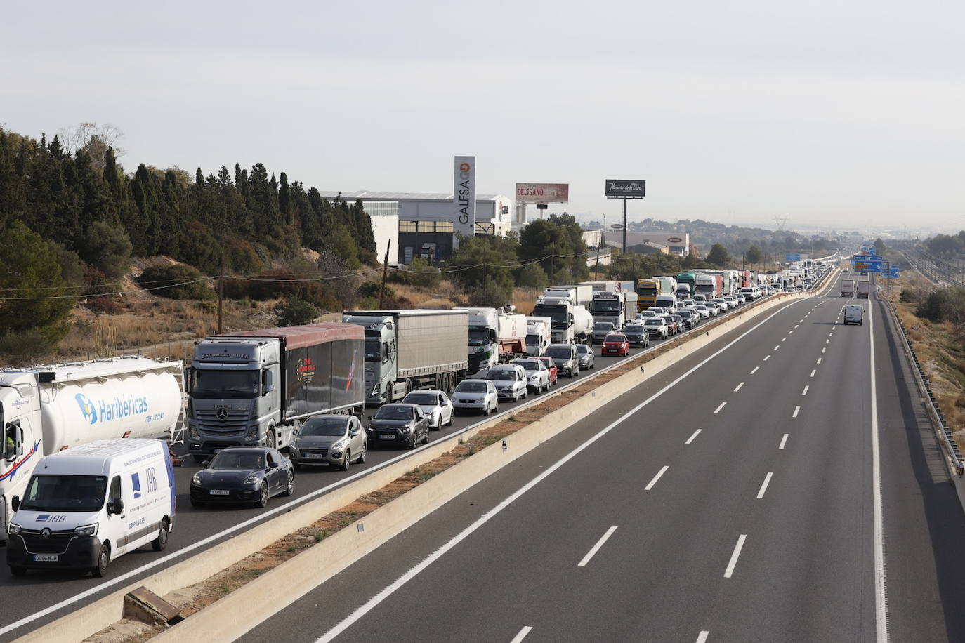 Una protesta de camiones colapsa las carreteras principales de Valencia, en imágenes