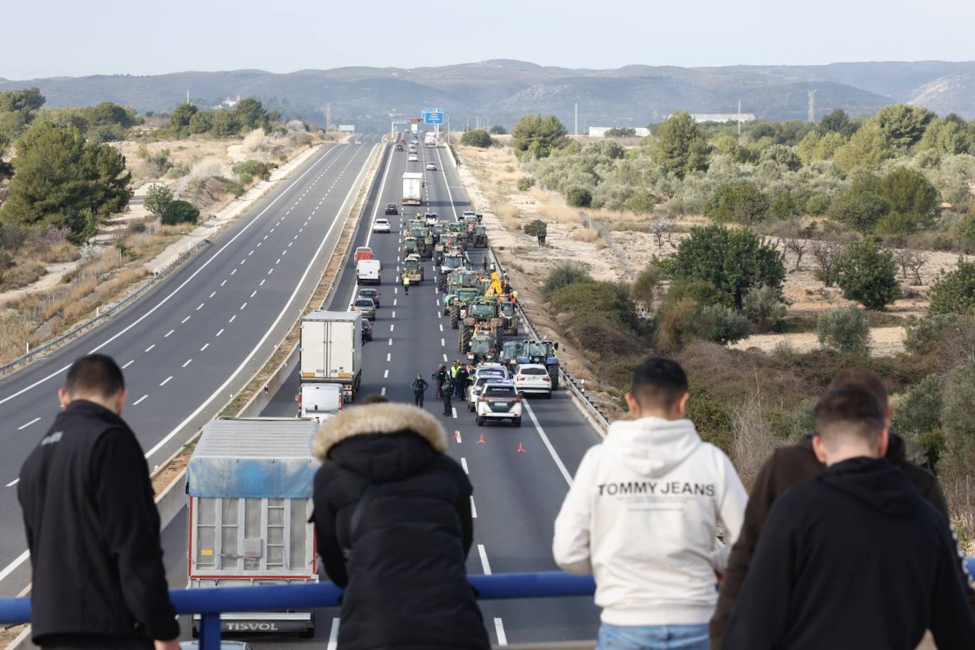 Una protesta de camiones colapsa las carreteras principales de Valencia, en imágenes