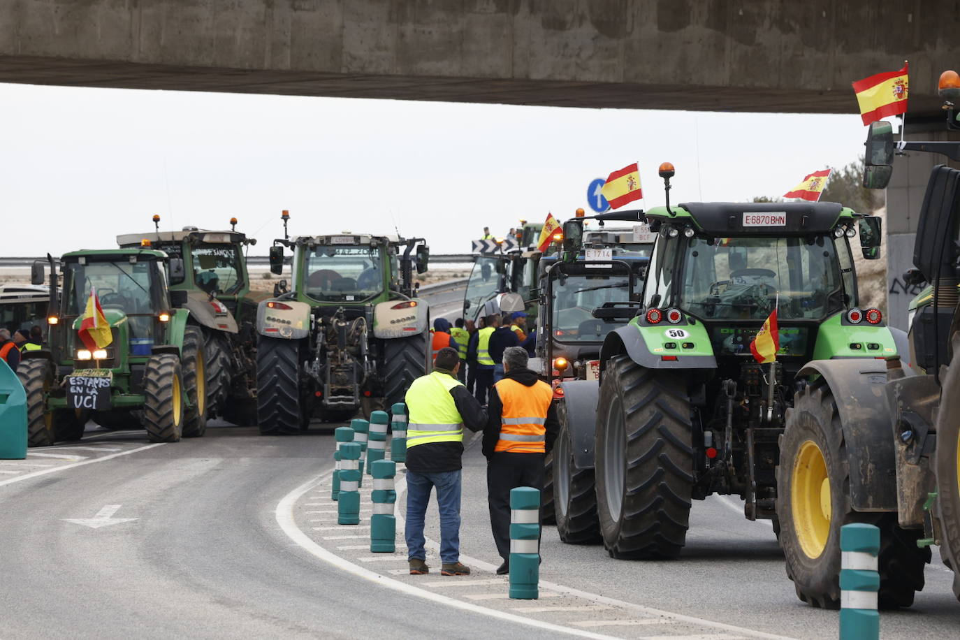 Una protesta de camiones colapsa las carreteras principales de Valencia, en imágenes