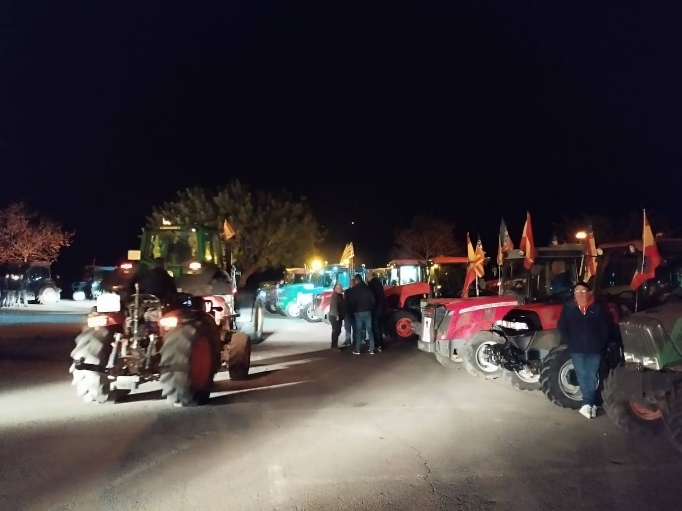 Una protesta de camiones colapsa las carreteras principales de Valencia, en imágenes