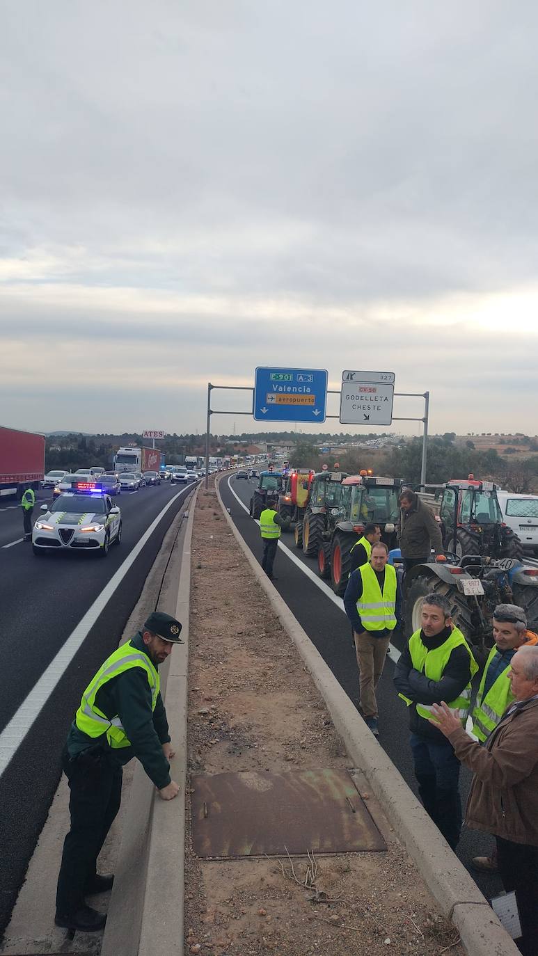 Una protesta de camiones colapsa las carreteras principales de Valencia, en imágenes