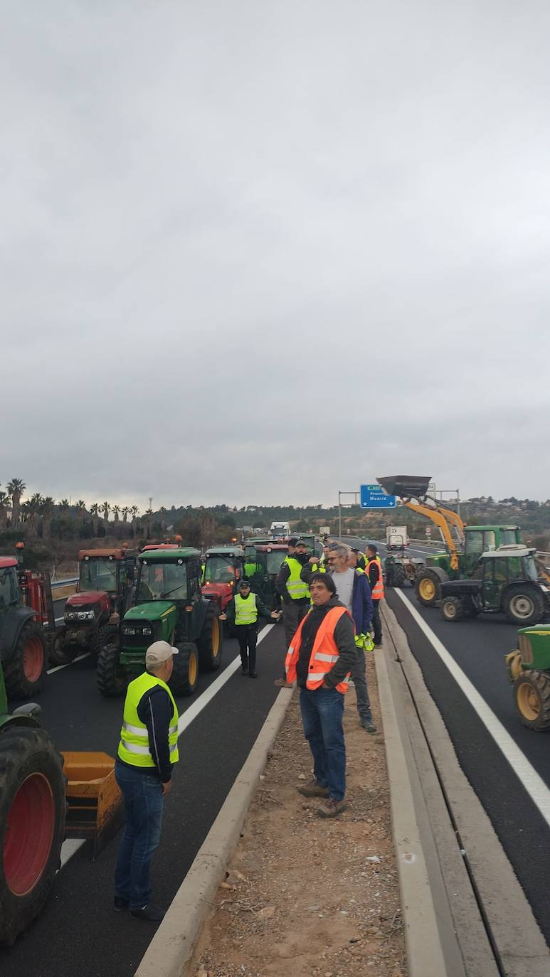 Una protesta de camiones colapsa las carreteras principales de Valencia, en imágenes