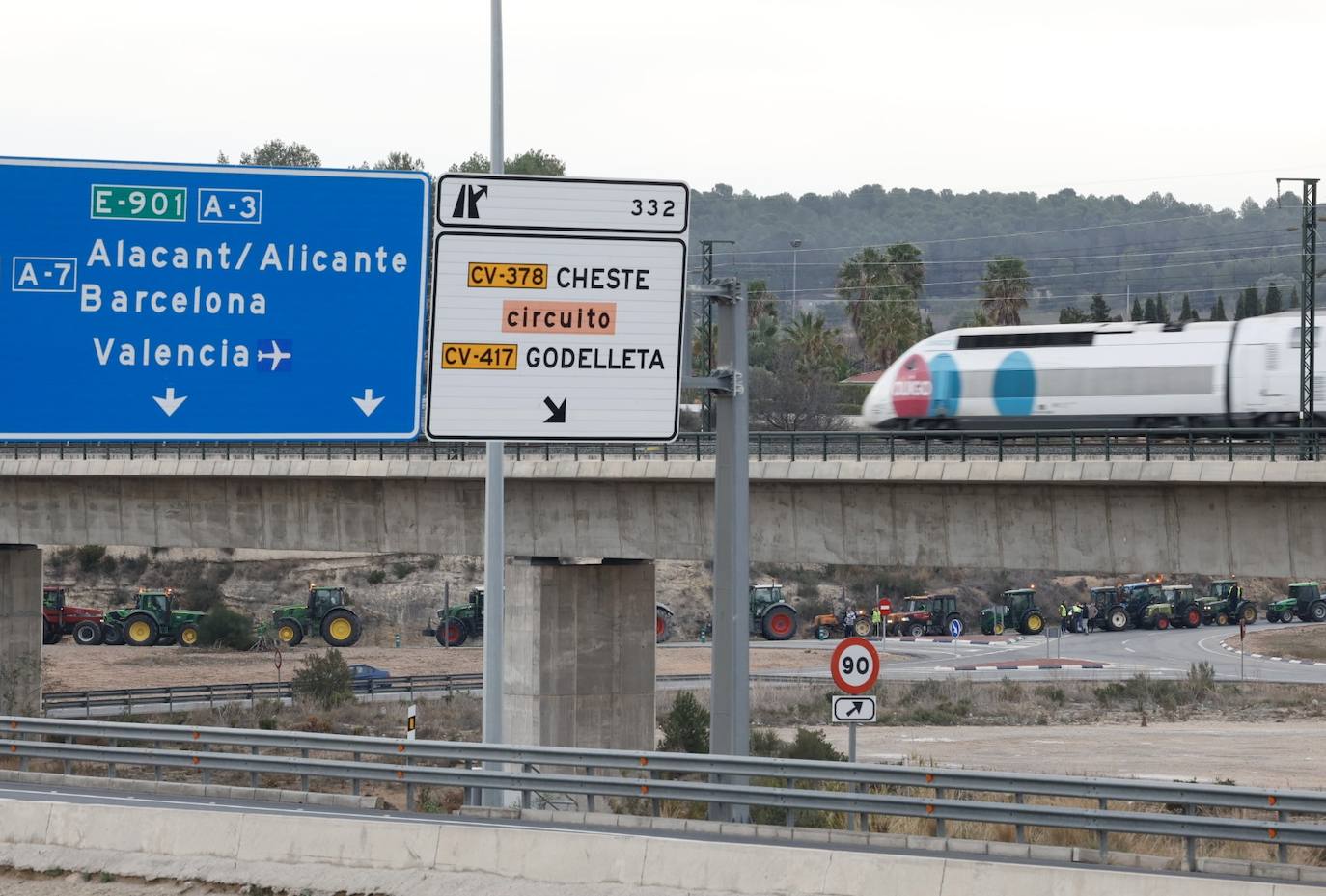 Una protesta de camiones colapsa las carreteras principales de Valencia, en imágenes