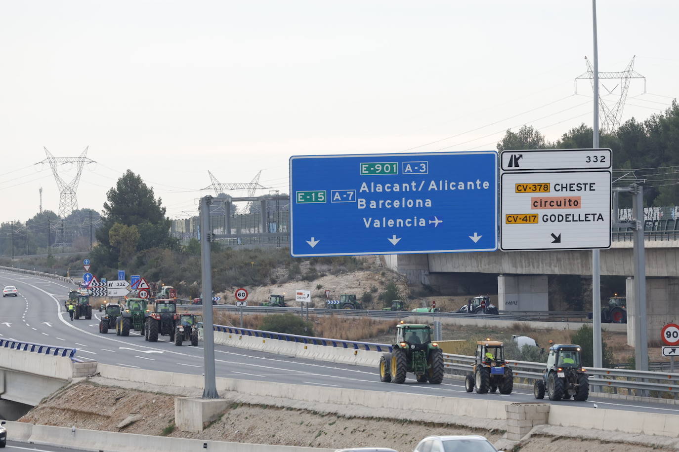 Una protesta de camiones colapsa las carreteras principales de Valencia, en imágenes