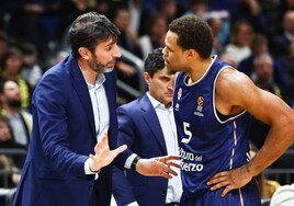 Justin Anderson habla con Álex Mumbrú en el partido disputado en Berlín.