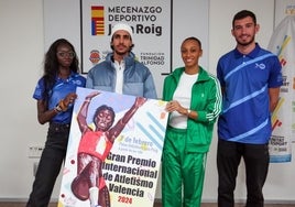 Fátima Diame, Mo Katir, Ana Peleteiro y Quique Llopis sostienen el cartel del mitin que se celebra este miércoles.