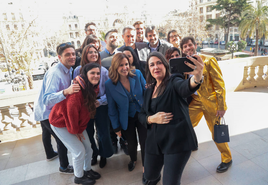 Selfi de la alcaldesa de Valencia, el concejal José Luis Moreno y los nominados valencianos a los Premios Goya, que se entregan el sábado 10 de febrero en Valladolid.