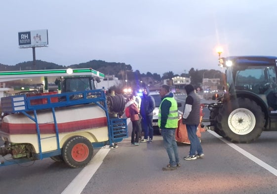 Tractores cortando la carretera en Tavernes.