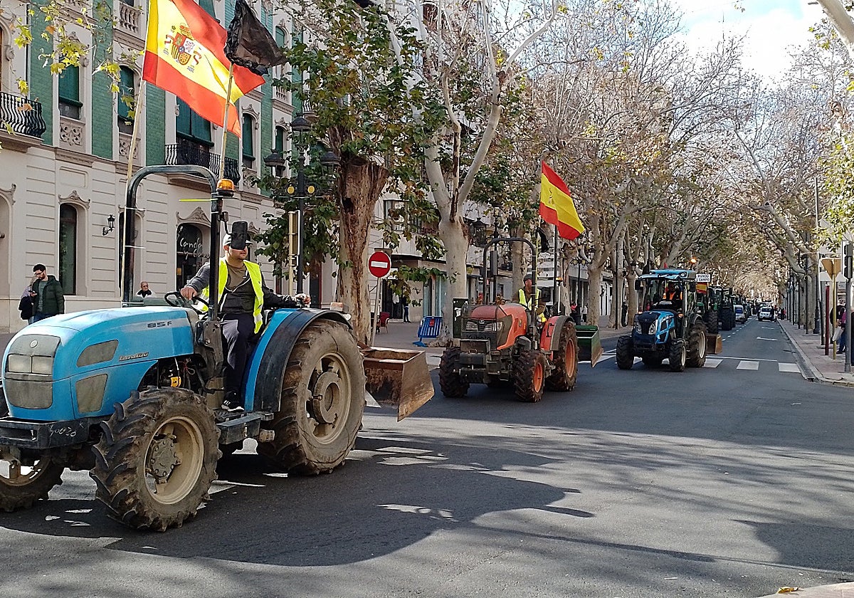 Tractorada por la Alameda de Xàtiva.