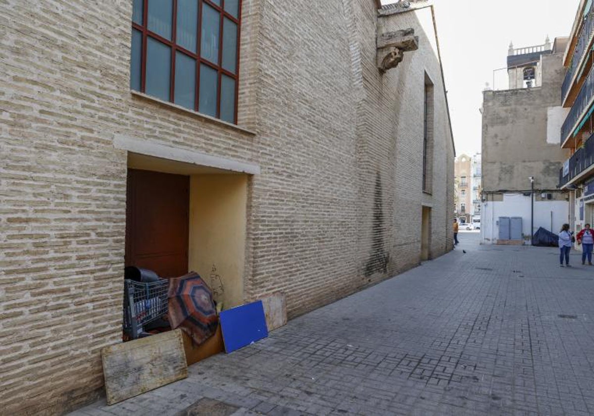 Un indigente duerme en la calle en las Atarazanas.