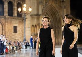 Isabel Sanchis y Paula Maiques, dos veteranas de la MBFWM, el pasado mes de octubre en su desfile en la plaza de la Virgen en Valencia.