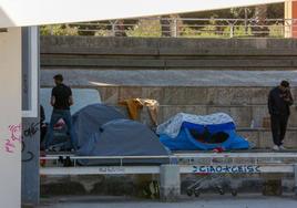 Personas sin hogar en el río.