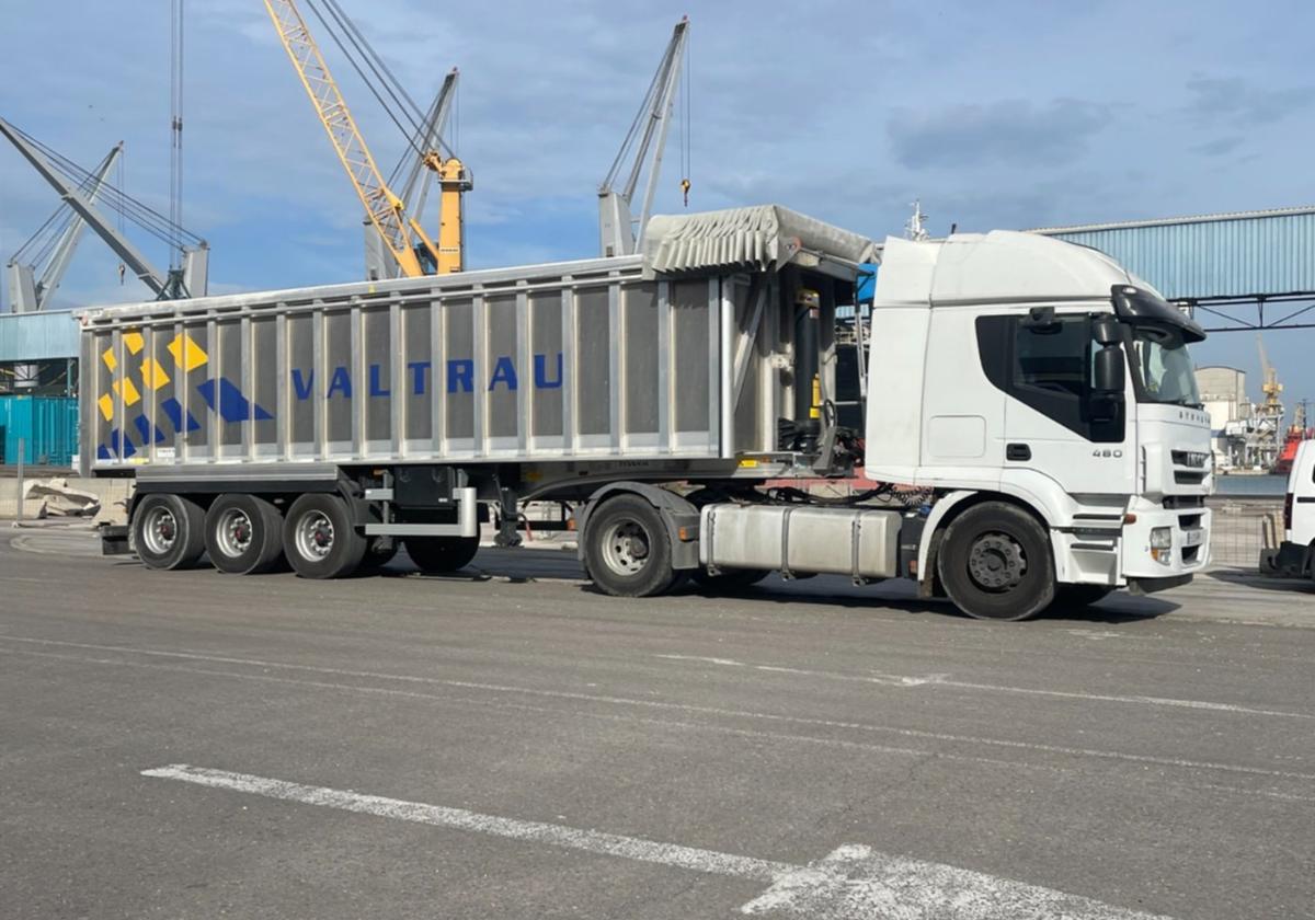 Valtrau es una de las cooperativas que trabajan transportando mercancías a granel y contenedores desde el puerto de Valencia.