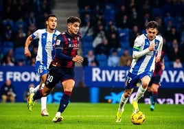 Andrés García conduce el balón en el partido contra el Espanyol.