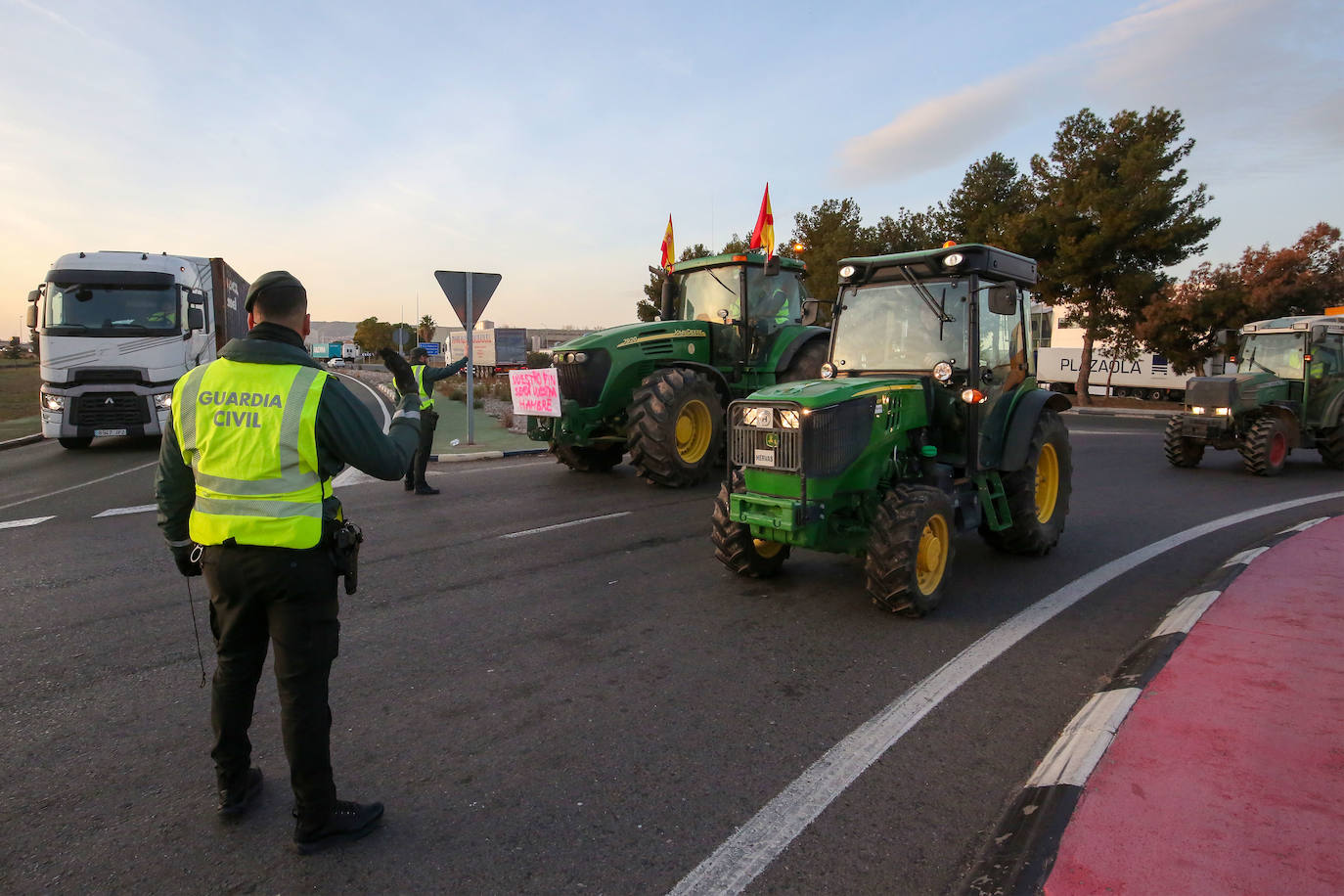 Fotos del tercer día de protestas de los agricultores en Valencia