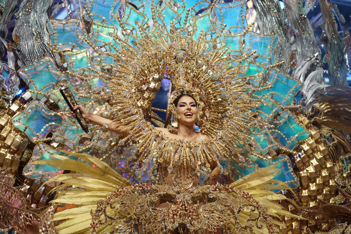 Corina Mrazek, Reina del Carnaval de Santa Cruz de Tenerife 2024. Lució un diseño de Santi Castro llamado 'El Mundo'.