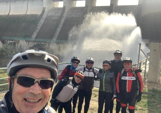 Las rutas sirven también para tomar contacto con la naturaleza, como este grupo de ciclistas de Xàtiva.