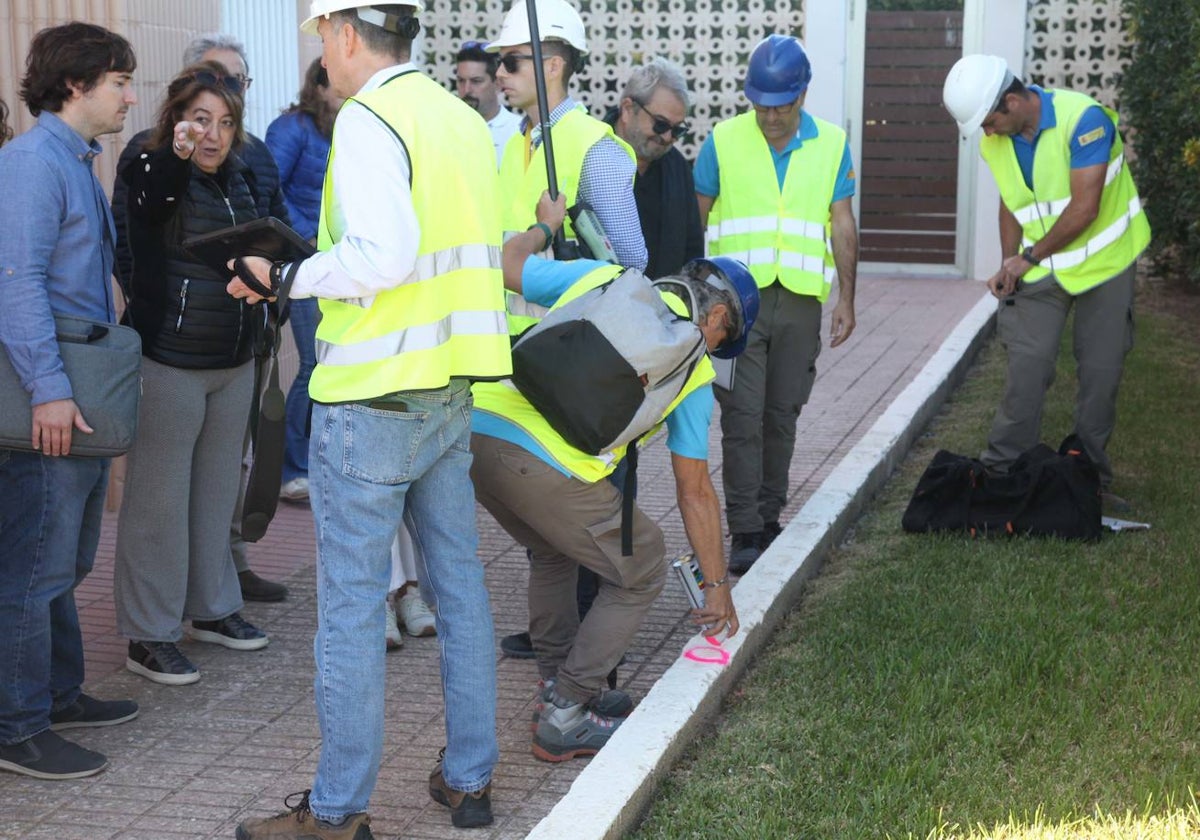 Unos operarios marcan el deslinde en Dénia.