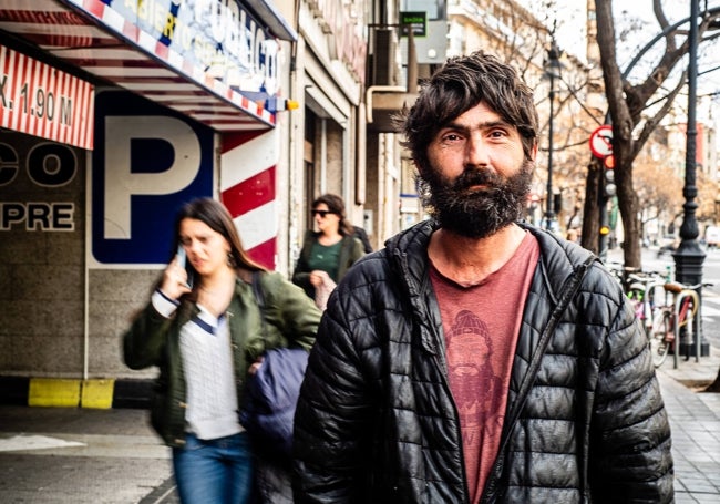 Federico, originario de Francia y sin hogar en Valencia, en la calle Guillem de Castro.