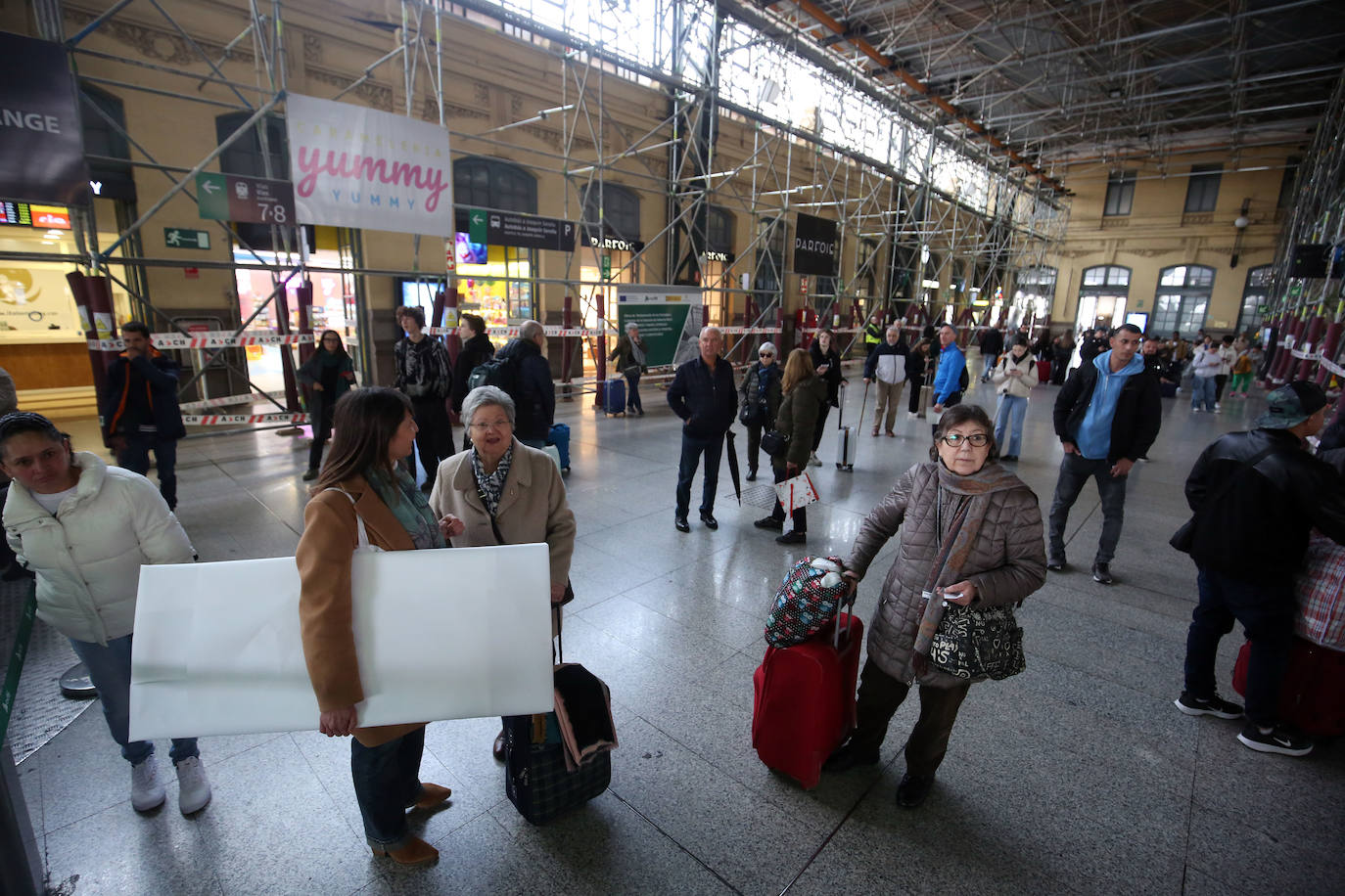 Fotos de la huelga de Renfe en Valencia: pasajeros de Cercanías y el AVE a Madrid, afectados