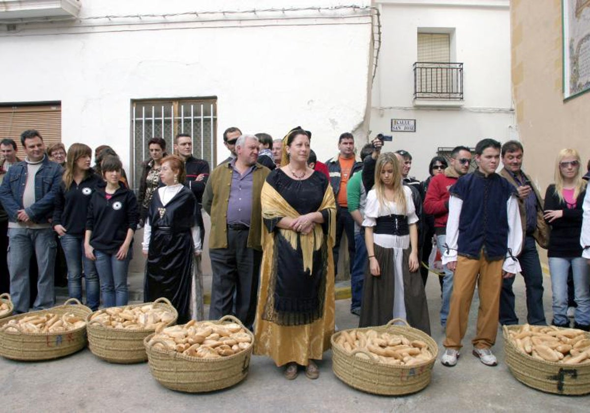 Reparto de panes en la Fiesta de la Reserva, en una foto de archivo.