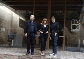 Los responsables del nuevo proyecto digital de Bombas Gens, Artur Duart y Jordi Sellas, junto con Susana Lloret, vicepresidenta de la Fundación Per Amor a l'Art.