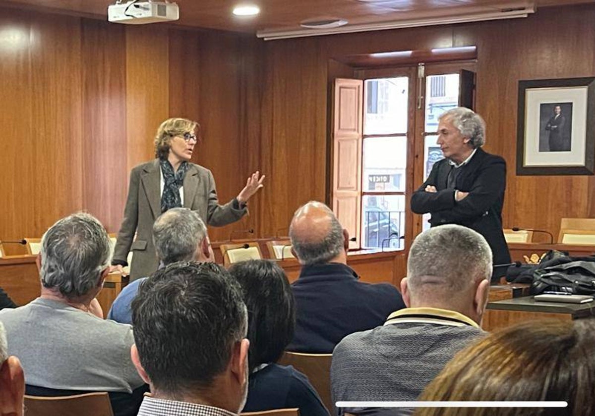 Un momento de la reunión de alcaldes con el director general en Xàbia.