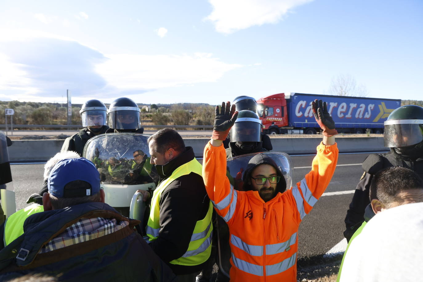 Los agricultores vuelven a la carga este sábado y provocan cortes en la A-3