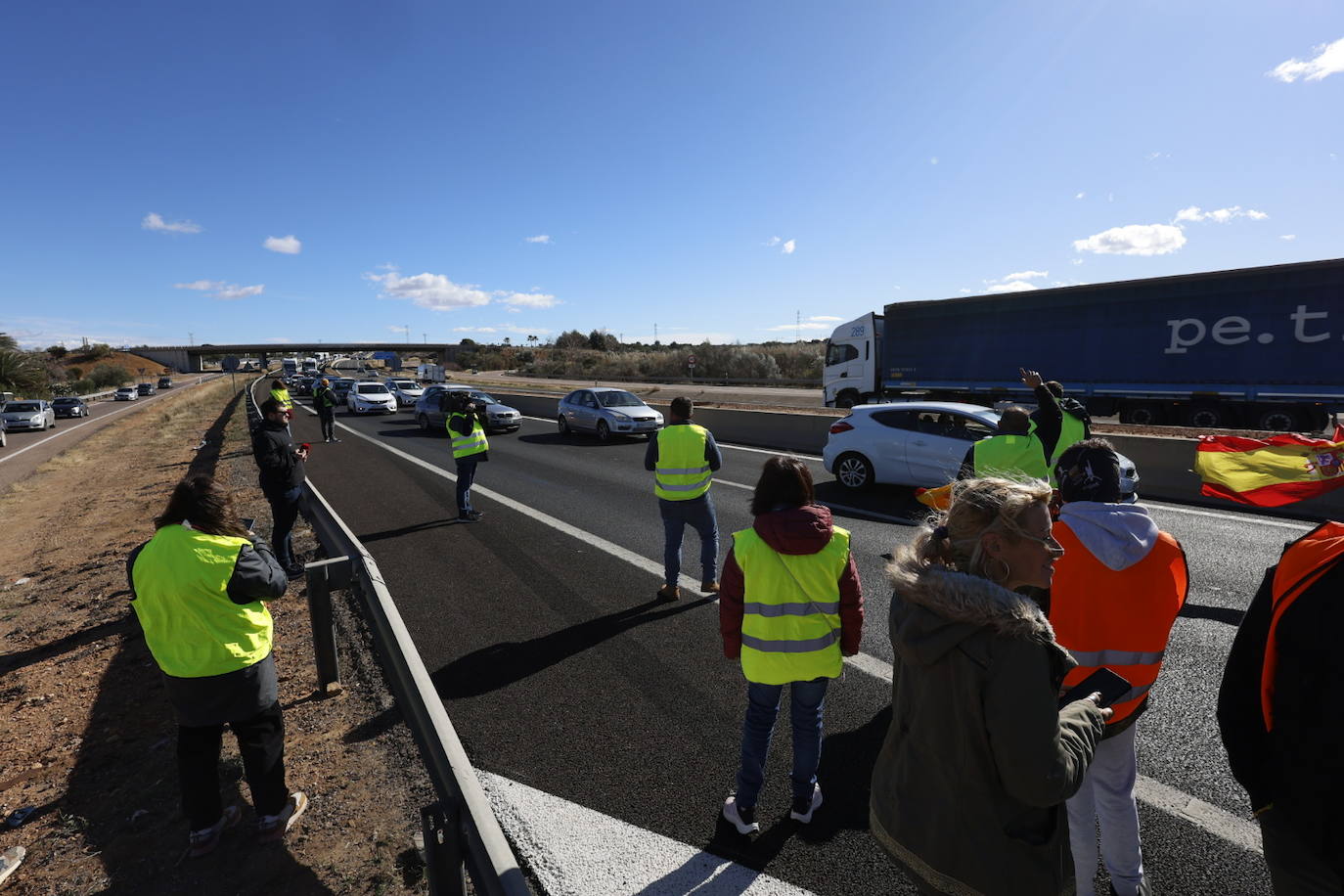 Los agricultores vuelven a la carga este sábado y provocan cortes en la A-3