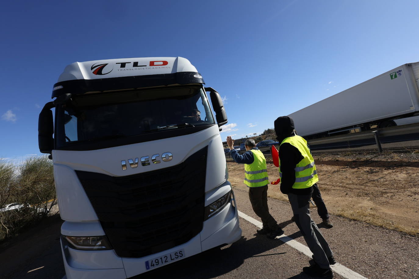 Los agricultores vuelven a la carga este sábado y provocan cortes en la A-3