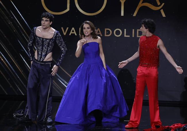 Ana Belén, al inicio de la gala de los Premios Goya, con un diseño de Juan Vidal.