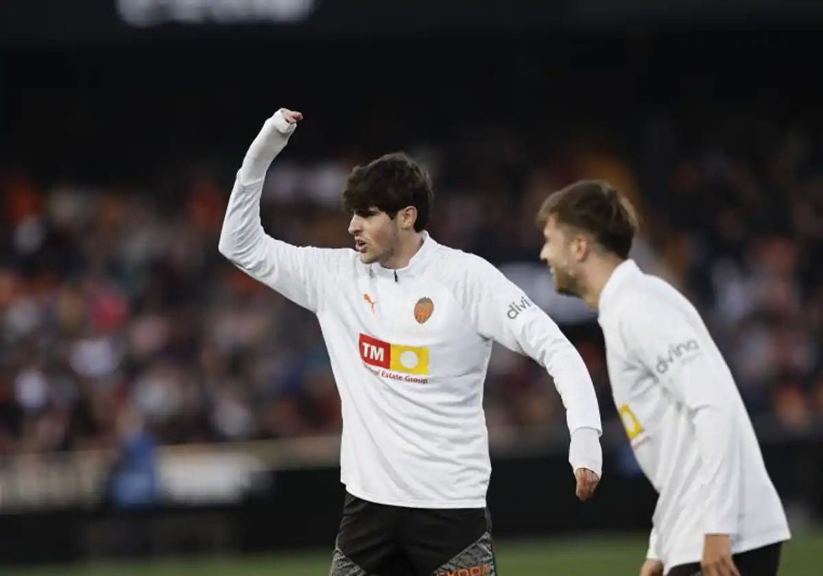 Javi Guerra calentado antes de un partido.