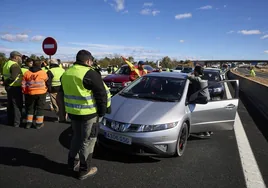 Un grupo de manifestantes corta la A-3, el sábado, ante la resignación de los conductores a su paso por Chiva.