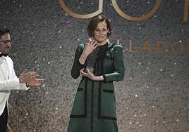 Juan Antonio Bayona entrega el Goya Internacional 2024 a Sigourney Weaver.