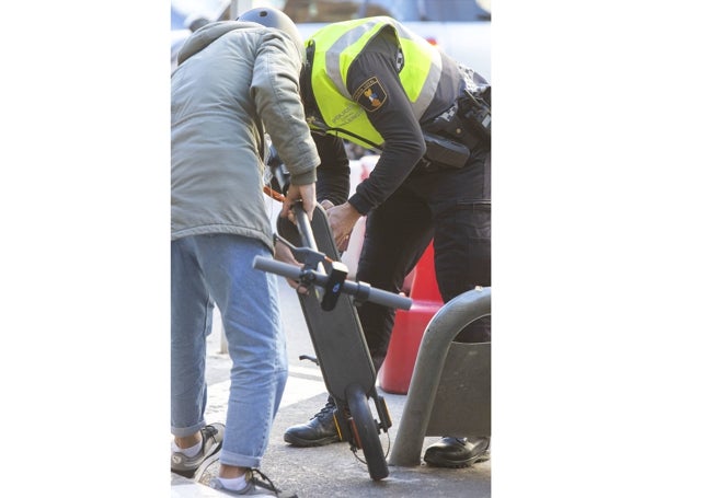 Un policía revisa un patinete durante el control.