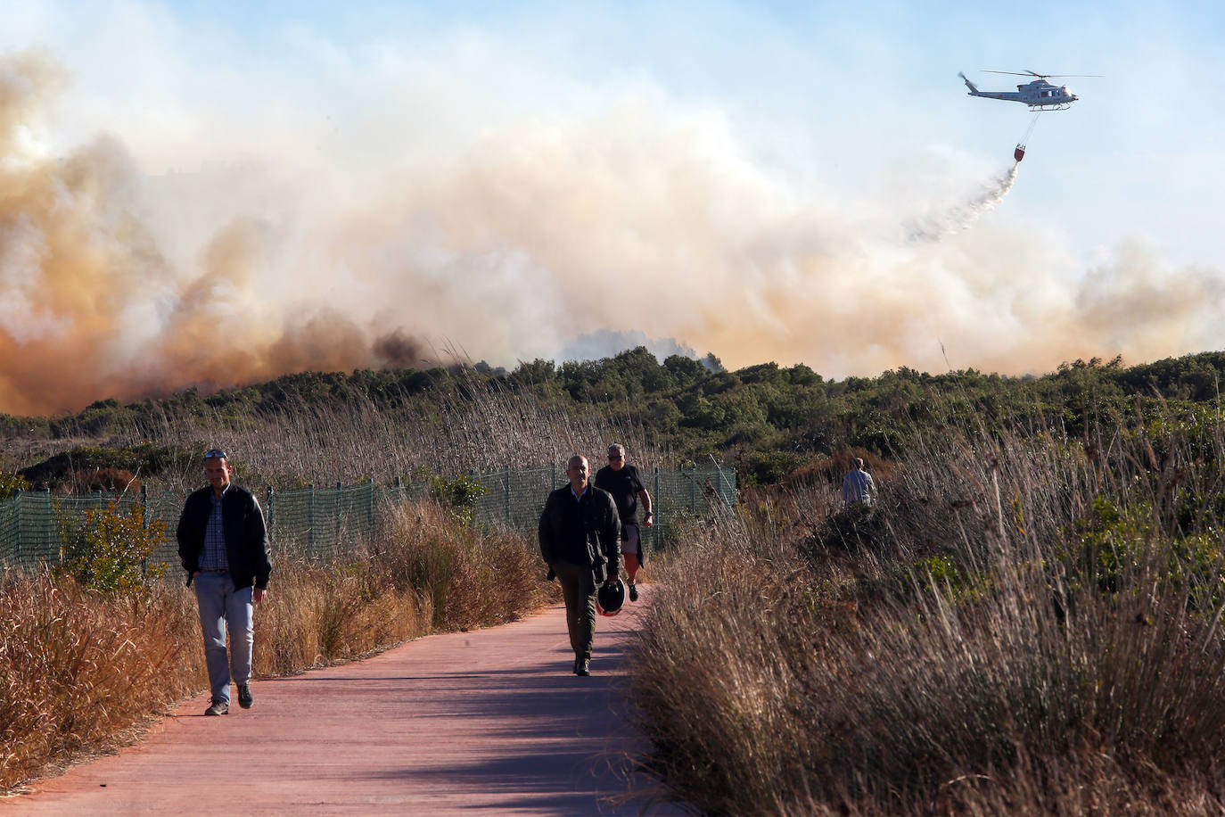 Fotos del incendio de El Saler que ha obligado a desalojar seis edificios