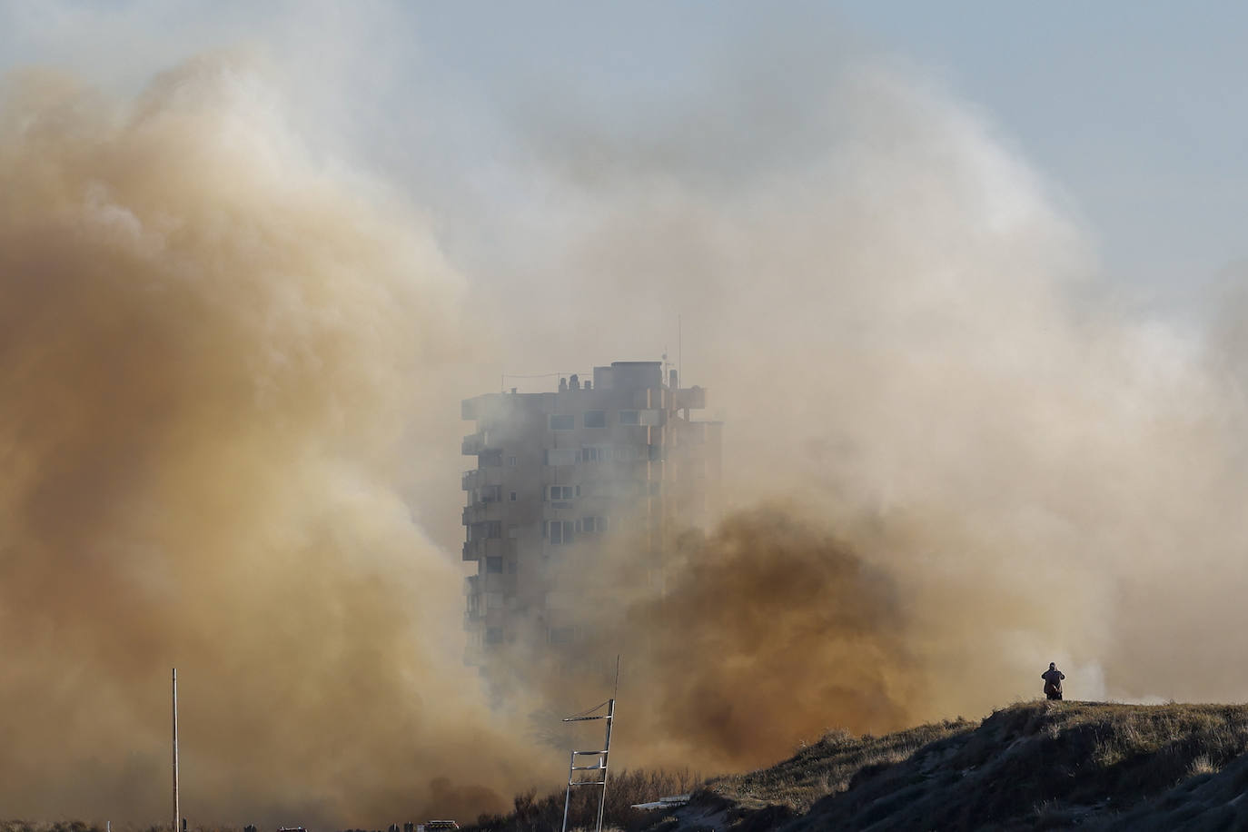 Fotos del incendio de El Saler que ha obligado a desalojar seis edificios