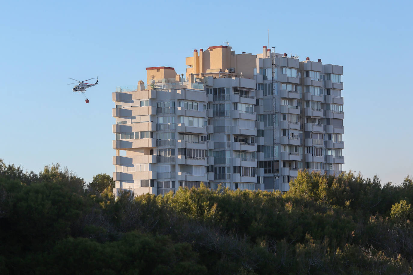 Fotos del incendio de El Saler que ha obligado a desalojar seis edificios